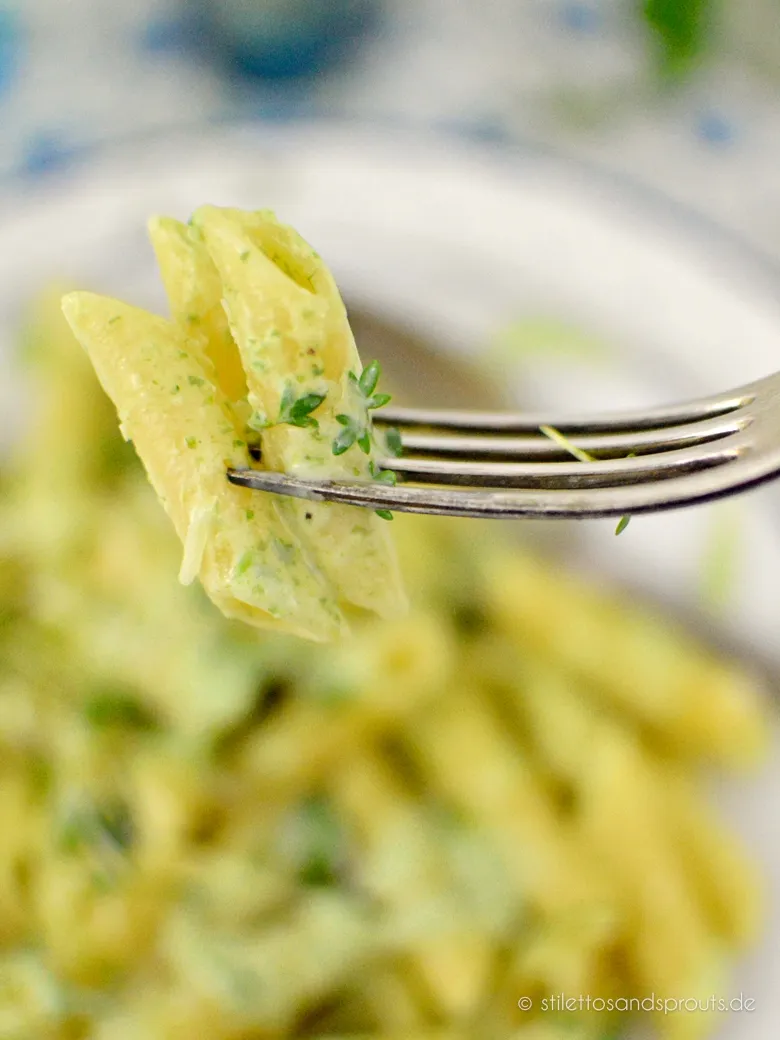 Penne Nudeln mit cremiger grüner Bärlauch-Sauce