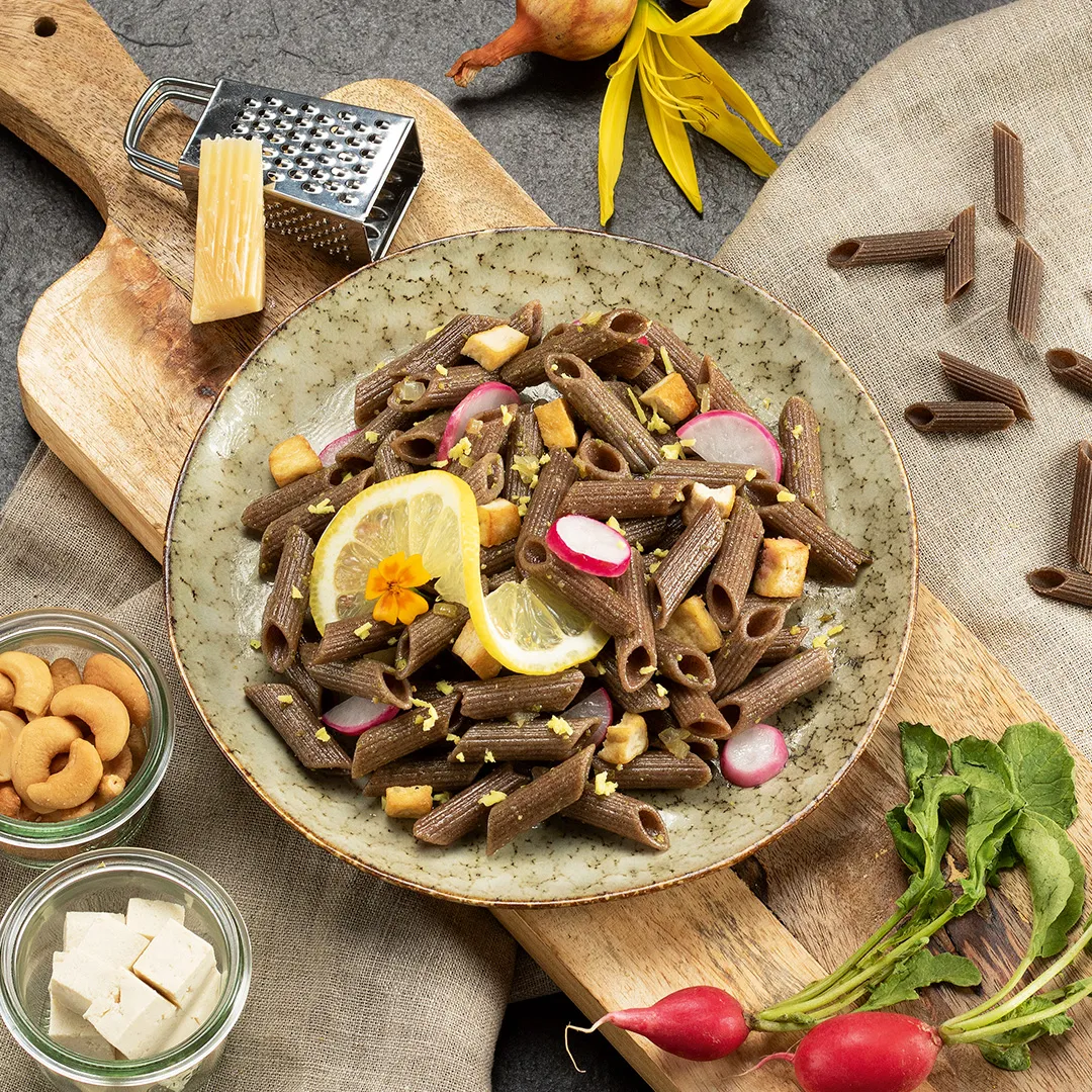 Penne Nudeln mit einem grünen Pesto