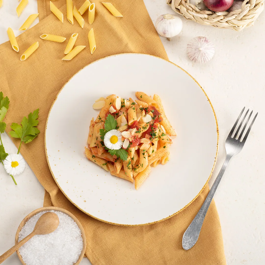Penne Nudeln mit einer klassischen Tomatensauce
