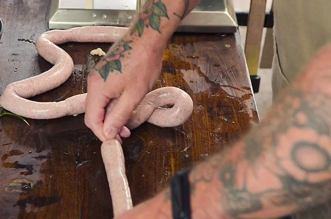 Perfekt abgedrehte Bratwürste in Schweinedarm nach traditionellen Bratwurst Rezepten