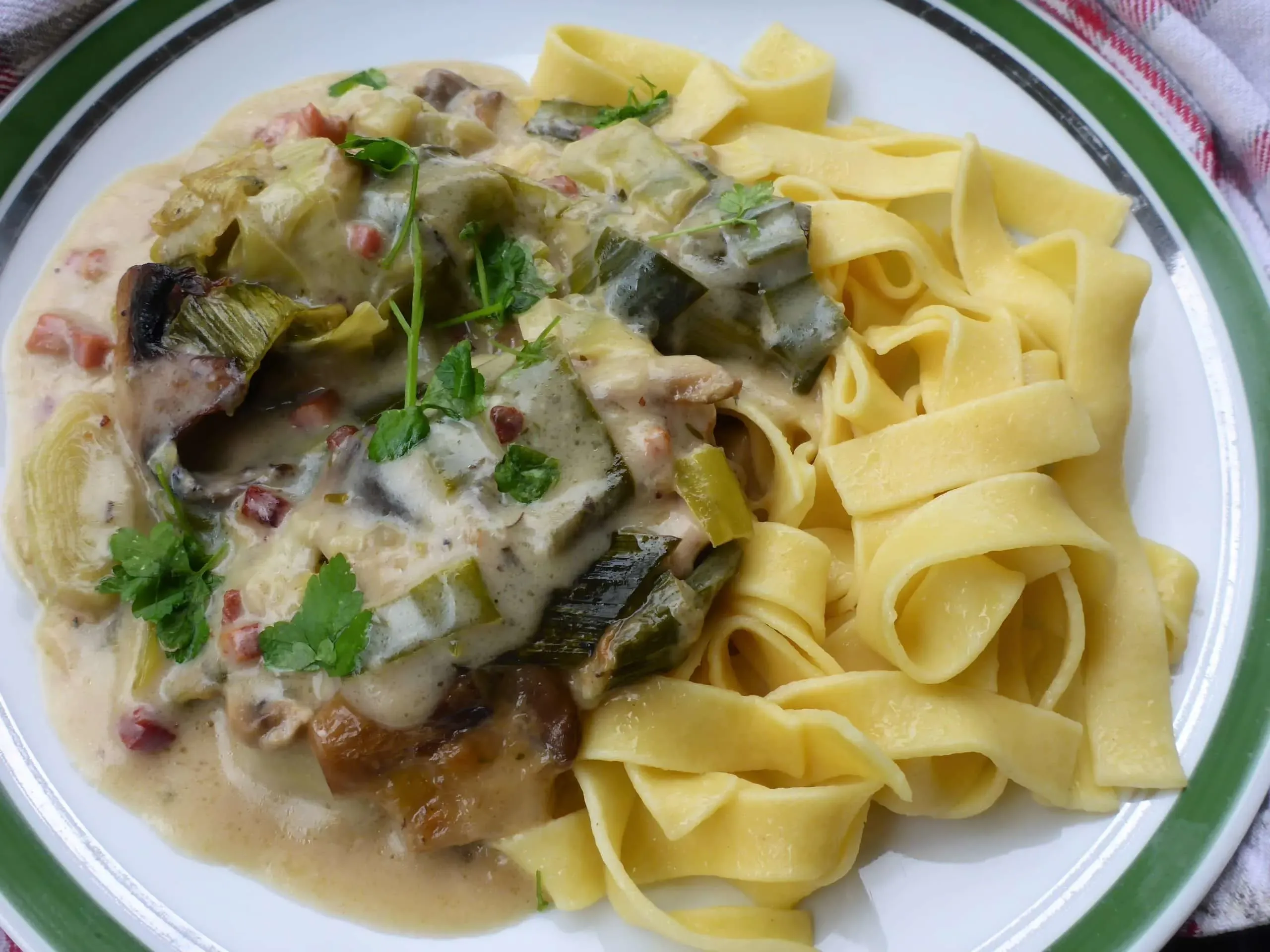 Perfekt gebackenes Schweinefilet in cremiger Pilzrahmsoße, bereit zum Servieren
