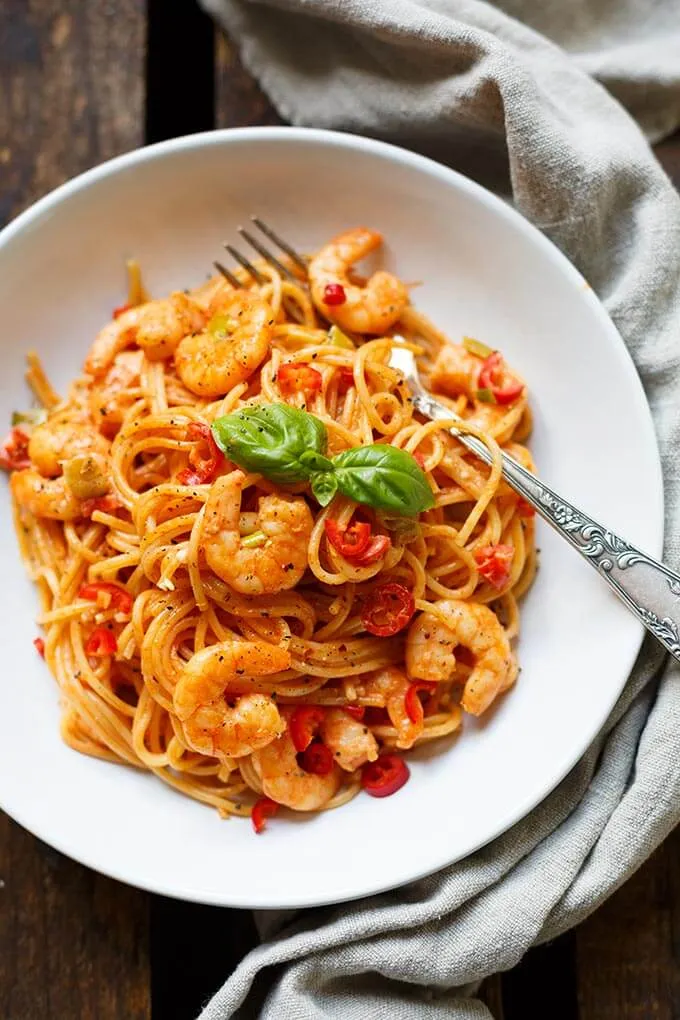 Perfekt gebratene, saftige Garnelen, kurz angebraten und in einer würzigen Sauce fertig gegart, als Highlight für Pasta