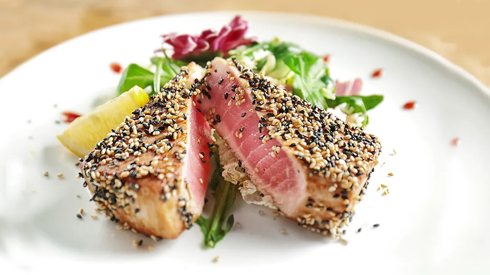 Perfekt gebratenes Thunfischsteak mit knuspriger Sesamkruste, innen saftig und rot