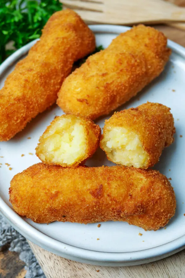 Perfekt geformte Kartoffel-Kroketten, goldbraun und fertig zum Genießen