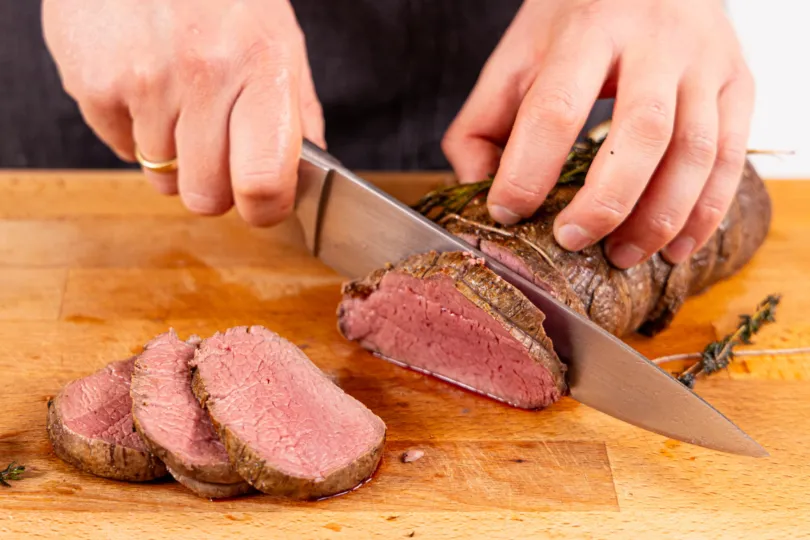 Perfekt gegarte Rinderlende in zarte Medaillons schneiden