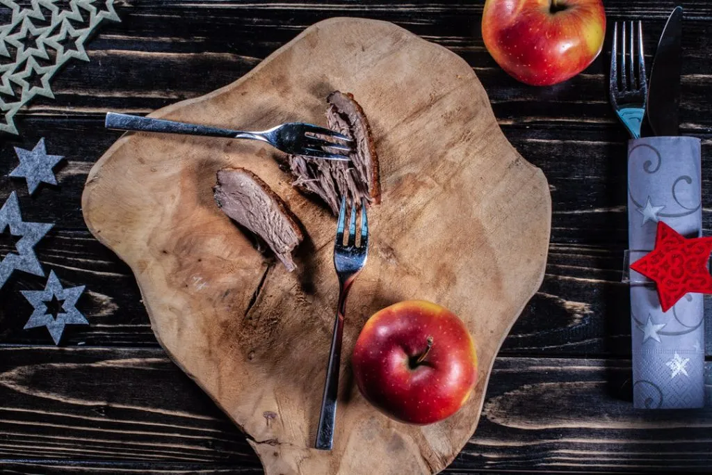 Perfekt gegarte, zarte Gänsebrust in Scheiben geschnitten, bereit zum Servieren