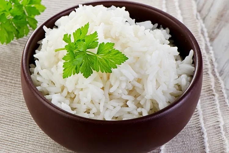 Perfekt gegarter Reis aus dem Dampfgarer als leichte Beilage
