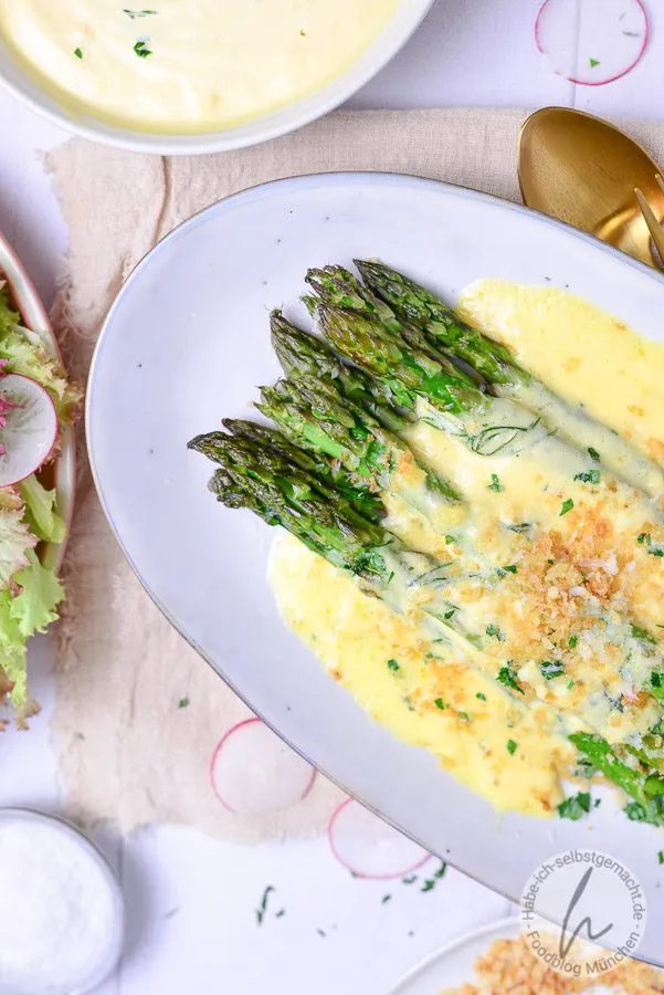 Perfekt gegarter Spargel aus dem Backofen, eine edle und einfache Beilage, die gut zu Fisch- oder Schinkenpfännchen beim Raclette passt.