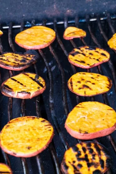 Perfekt gegrillte Süßkartoffeltaler mit appetitlichen Grillstreifen, frisch vom Rost.