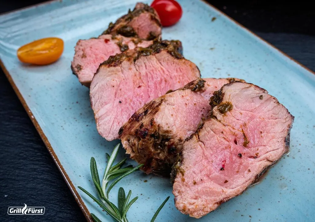 Perfekt gegrilltes Schweinefilet mit rosa Kern für maximalen Saft und Aroma
