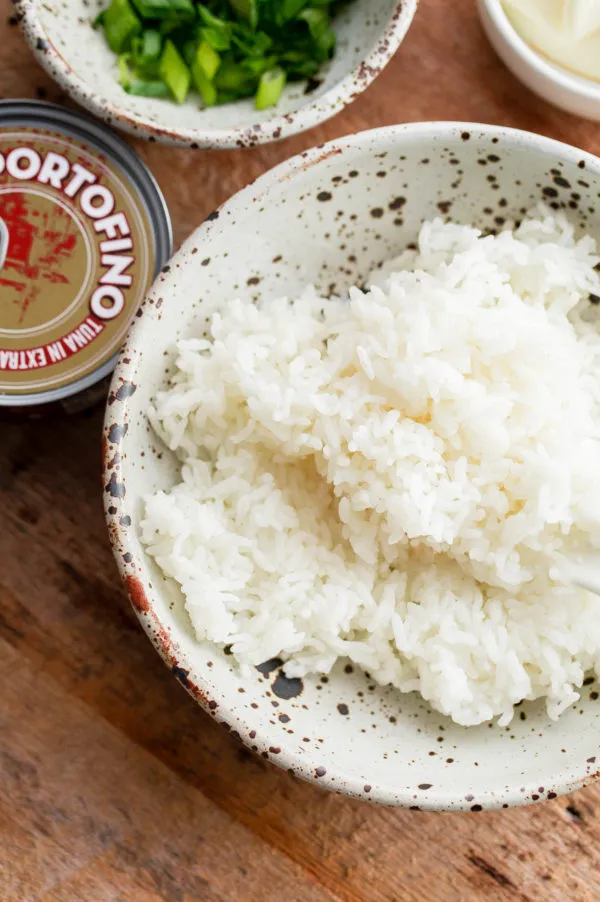 Perfekt gekochter Sushi-Reis für hausgemachte Onigiri