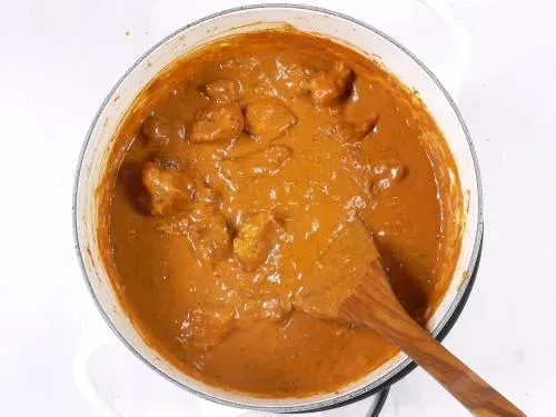 Perfekt gekochtes Chicken Tikka Masala, fertig zum Servieren