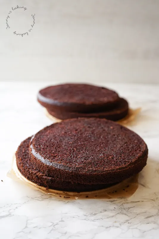 Perfekt gerade geschnittene Tortenböden als Basis für eine mehrschichtige Torte.