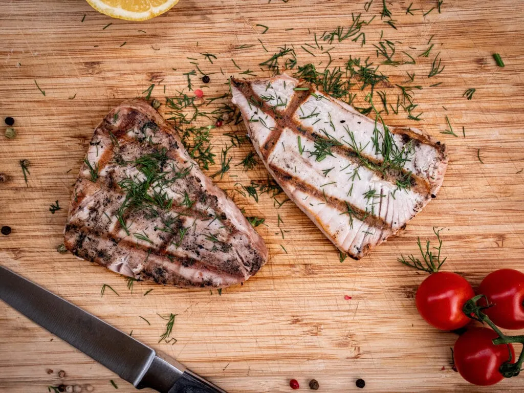 Perfekt medium-rare gegrillte Thunfischsteaks, ein Klassiker unter den anspruchsvolleren Fisch Grillrezepte
