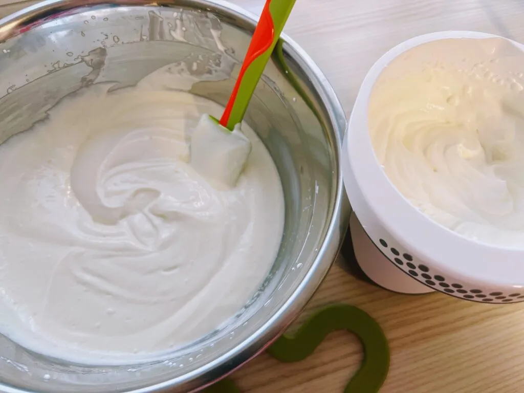 Perfekt verrührte Quark-Joghurt-Creme bereit zur Vermischung mit geschlagener Sahne für Ihre Torte