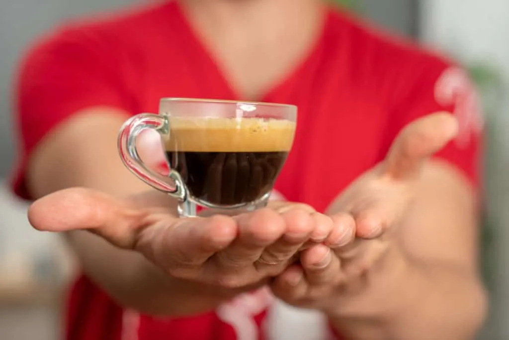 Perfekt zubereiteter Espresso mit dicker Crema aus dem Philips Kaffeevollautomat 3200 LatteGo