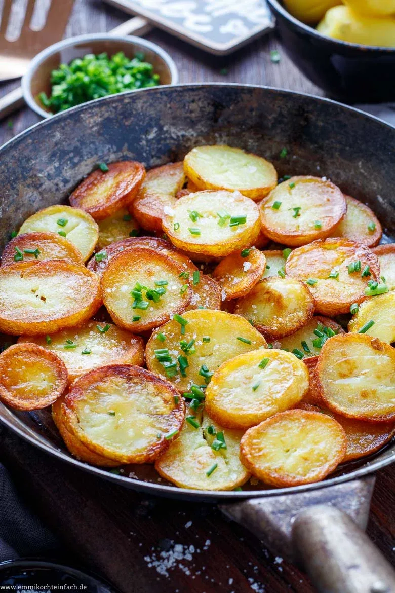 Perfekte knusprige Bratkartoffeln auf einem Teller angerichtet