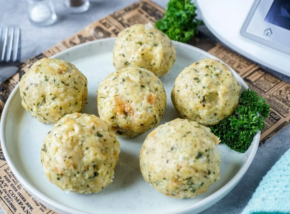 Perfekte Semmelknödel, mühelos im Thermomix zubereitet, ideal zu deutschen Braten