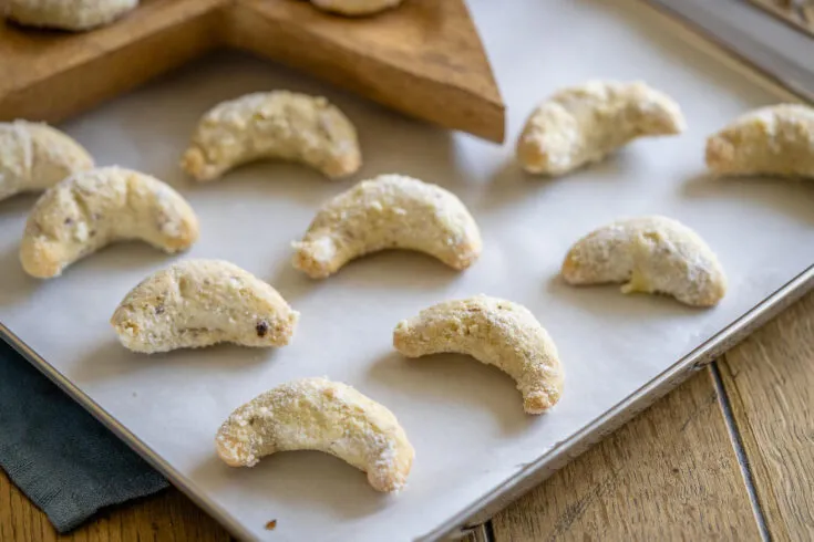 Perfekte Vanillekipferl – zart, mürbe und mit Puderzucker bestäubt