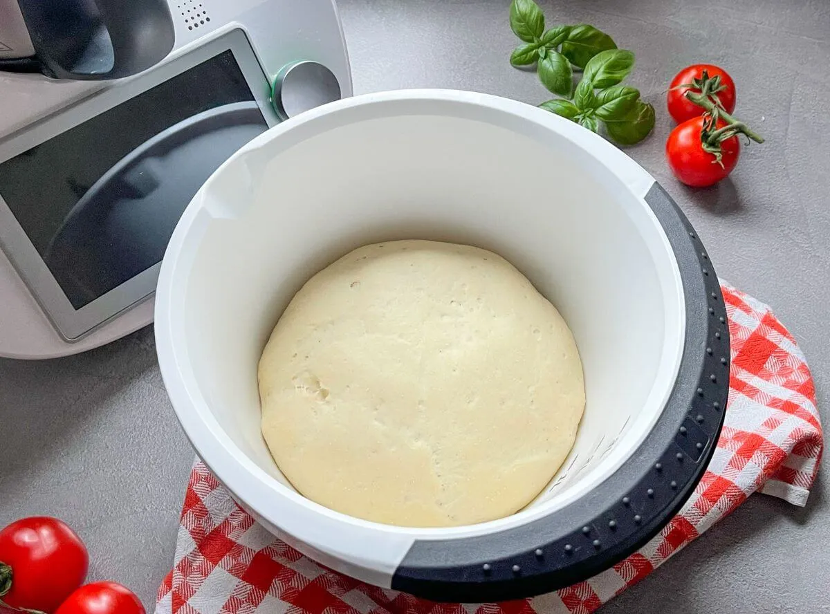 Perfekter Pizzateig aus dem Thermomix, die Basis für selbstgemachte Familienpizza