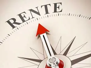 Person am Schreibtisch, die Dokumente sortiert, was auf die Bearbeitung von Rentenanträgen hinweist.