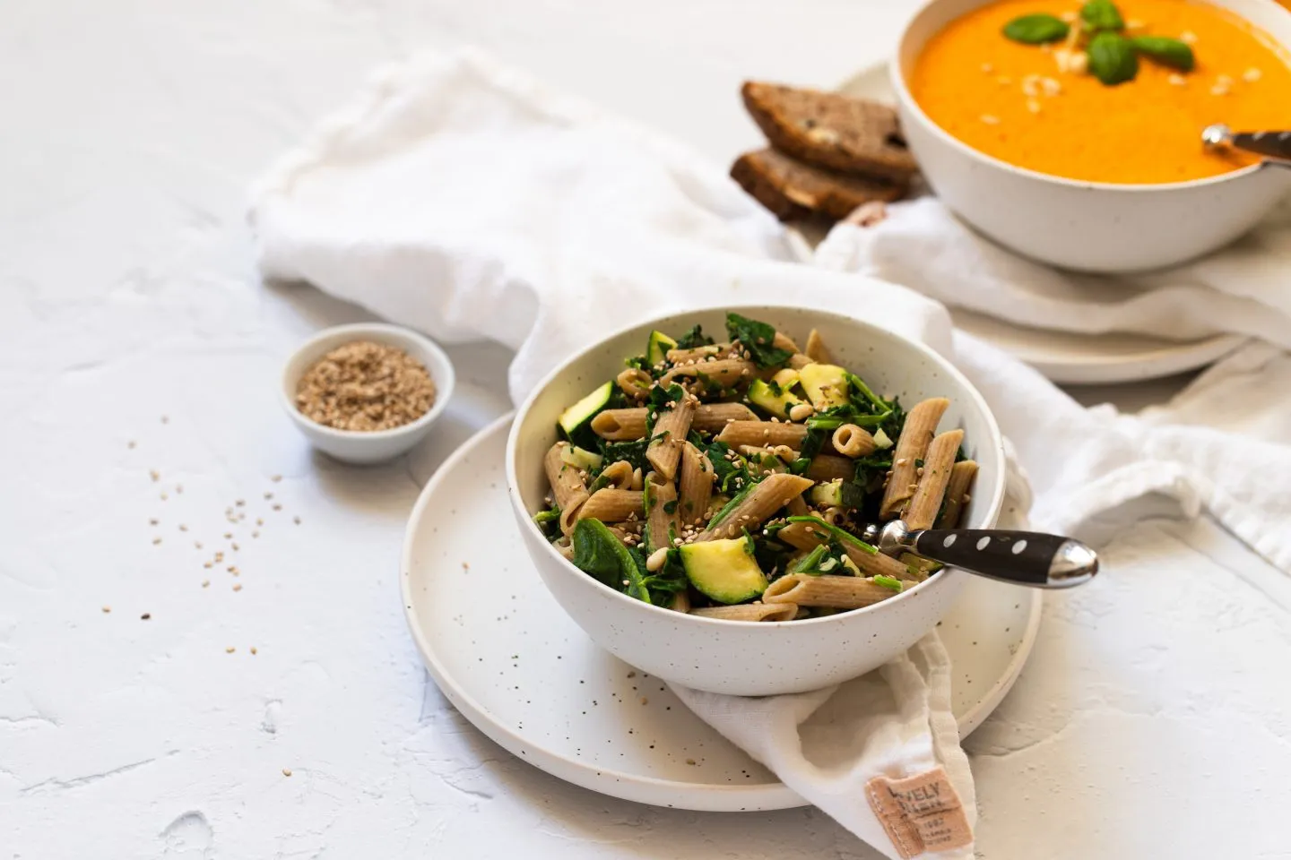 Person bereitet Homeoffice Mittagessen zu, eine Tomatensuppe und Nudeln mit Spinat