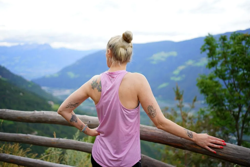 Person, die entspannt auf einem Pfad in der Natur läuft