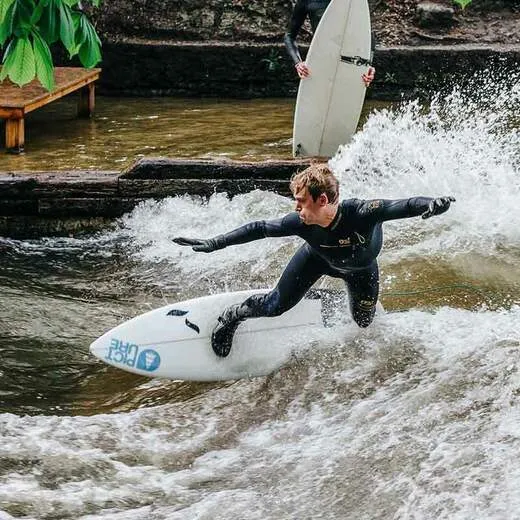 Person surft auf Wellen