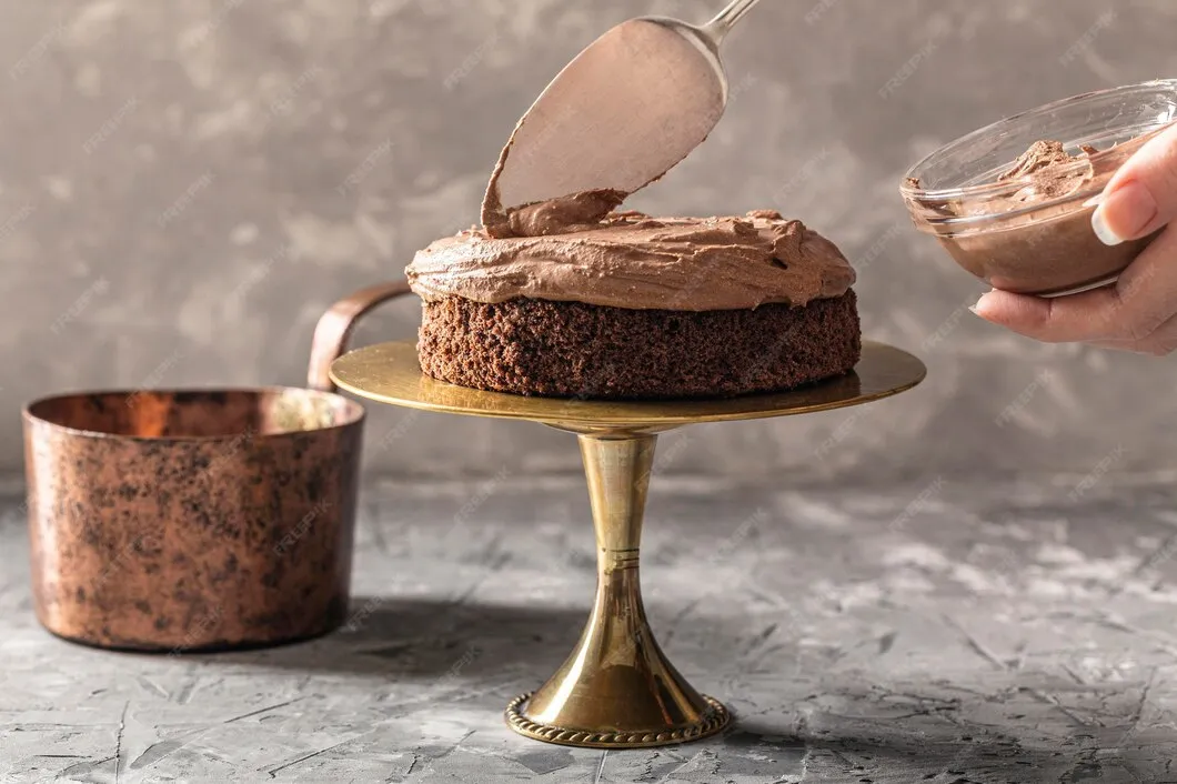 Person trinkt Tee zur Linderung von Halsschmerzen