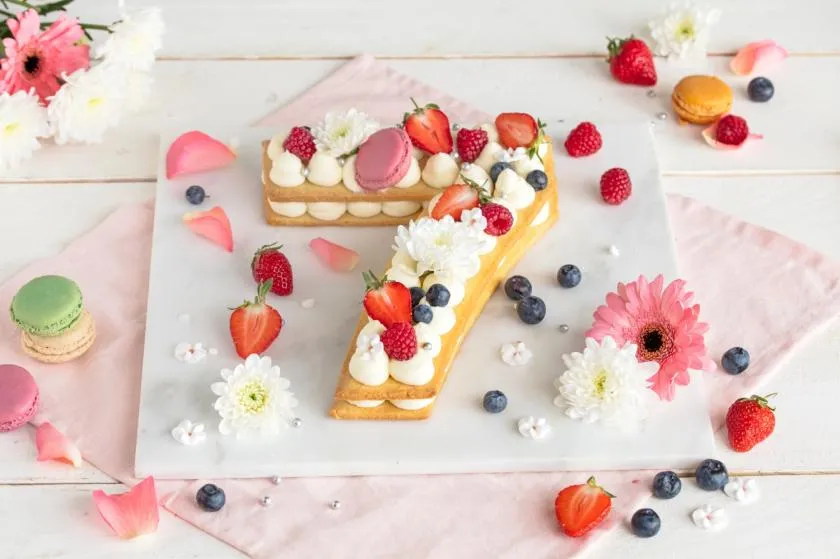 Personalisierter Number Cake mit Früchten und Creme, perfekt für jedes Alter