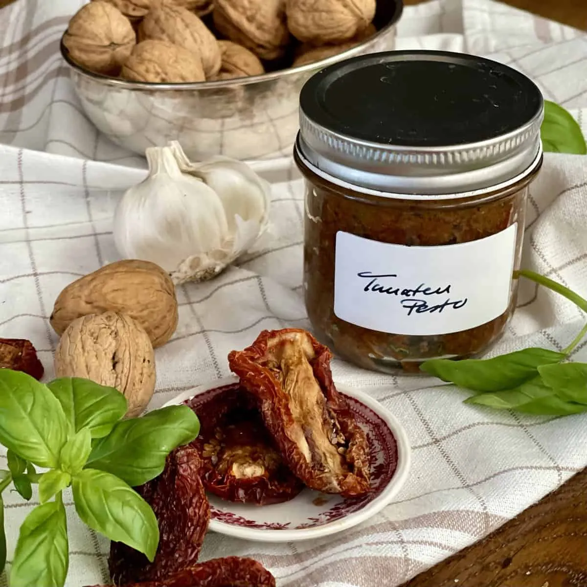 Pesto Rosso mit sonnengetrockneten Tomaten in einer Schale, ideal für deutsche Sommerküche.