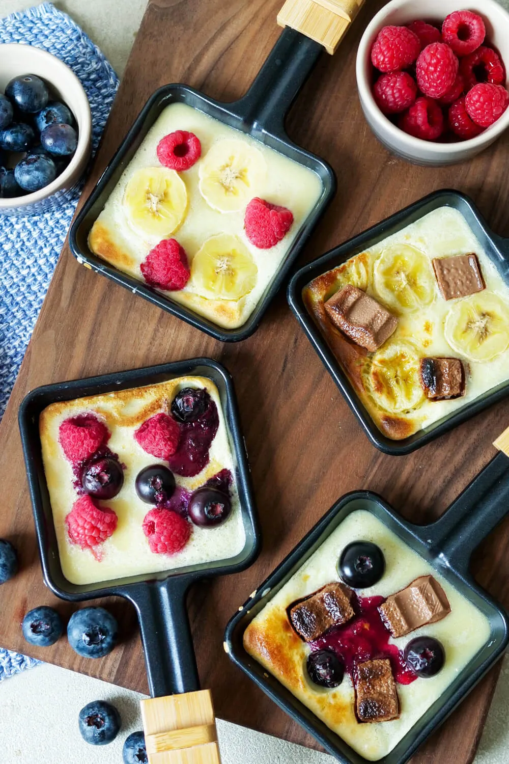 Pfannkuchen mit Toppings im Raclette-Pfännchen für ein süßes Erlebnis