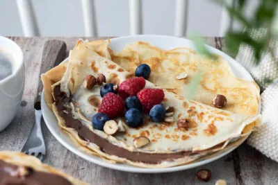 Pfannkuchen ohne Ei mit Schokocreme und Beeren