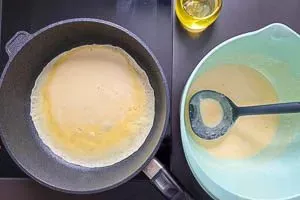 Pfannkuchenteig in einer Pfanne braten
