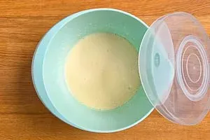 Pfannkuchenteig zum Ruhen in den Kühlschrank stellen