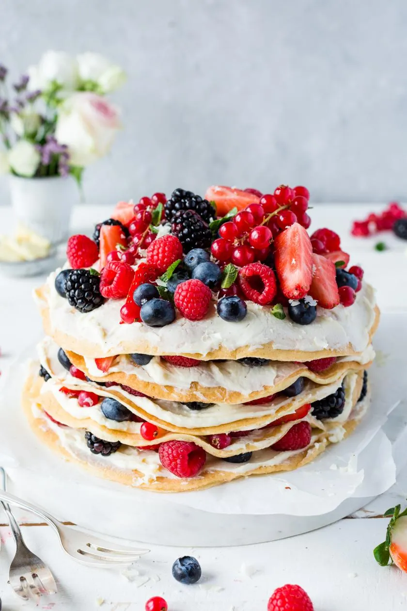 Pfannkuchentorte mit cremiger Cheesecake-Füllung und frischen Beeren