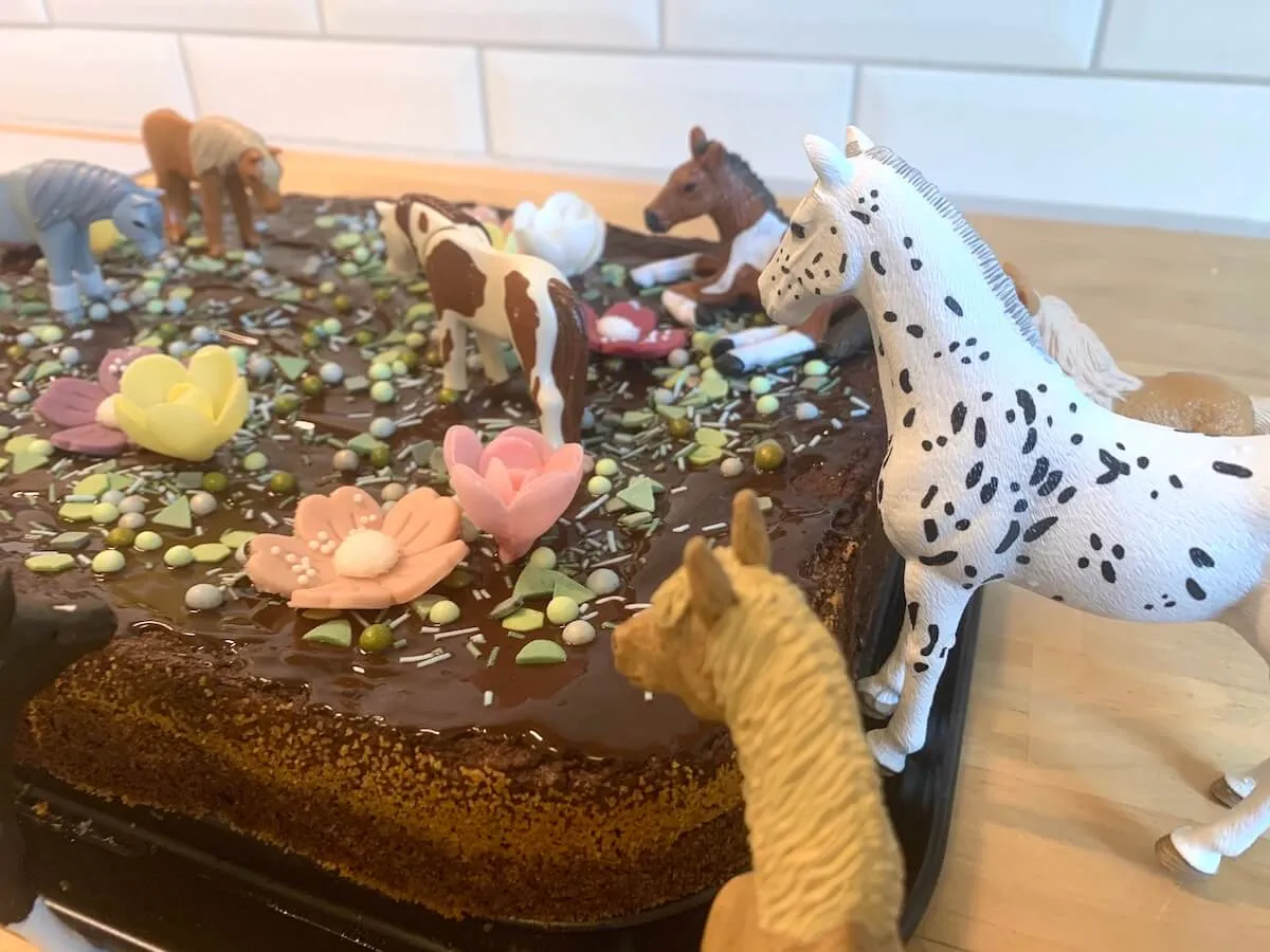 Pferde als Deko für die Pferdekoppel-Torte
