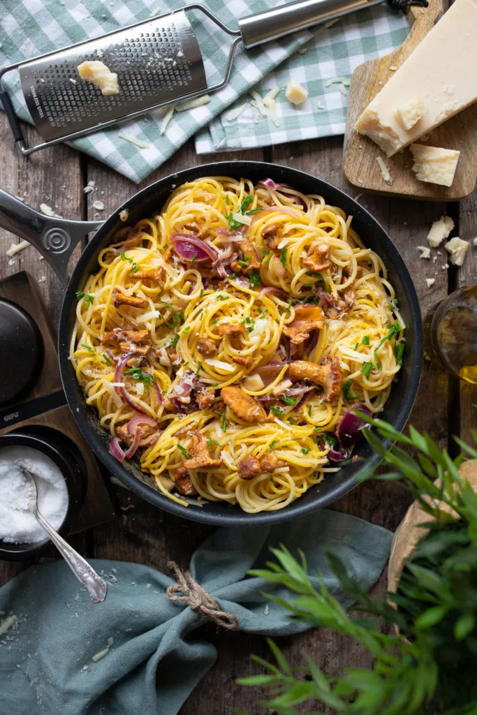 Pfifferling Pasta mit cremiger Sahnesoße und frischen Kräutern