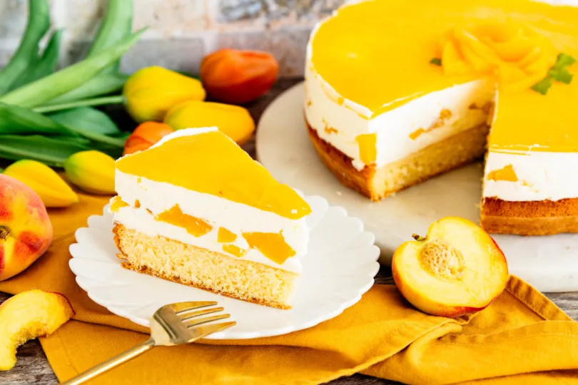 Pfirsich Joghurt Sahne Torte garniert