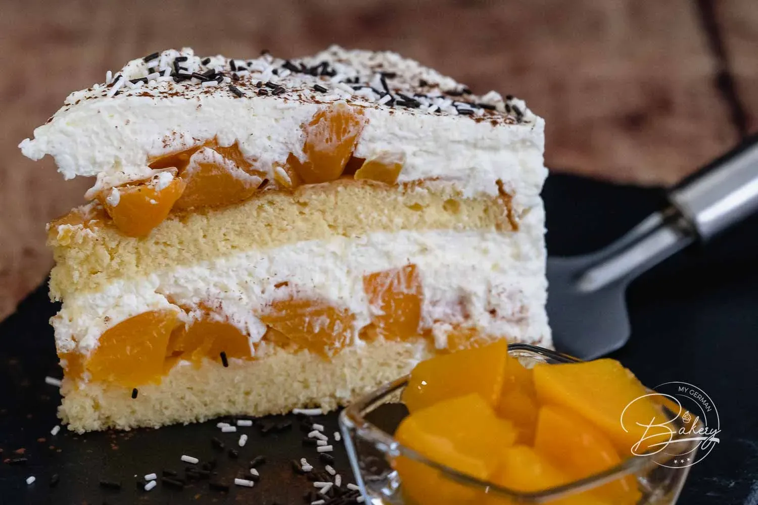 Pfirsichkuchen Rezept - Biskuit-Sahne-Torte mit Pfirsich - fruchtig und lecker - Sahnetorte mit Früchten - Sahnetorte für Hochzeiten, Geburtstage und Gäste - Pfirsich-Sahne-Torte - Lockere Biskuit-Torte - schnell gemacht