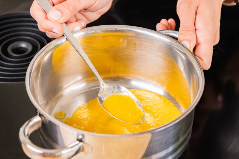 Pfirsichpüree im Topf erwärmen