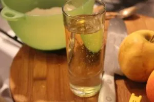 Pflanzenöl kommt in die Schüssel