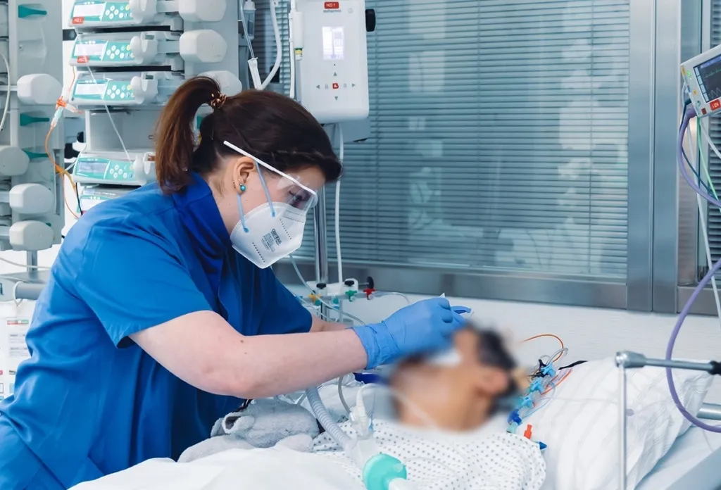 Pflegekräfte im Gespräch über die umfassende Patientenversorgung, inklusive der Essensplanung im Krankenhaus.