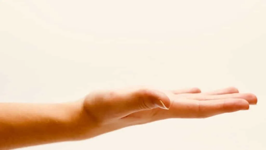 Pflegende Hände symbolisieren die kosmetischen Vorteile von Apfelessig für Haut und Haar