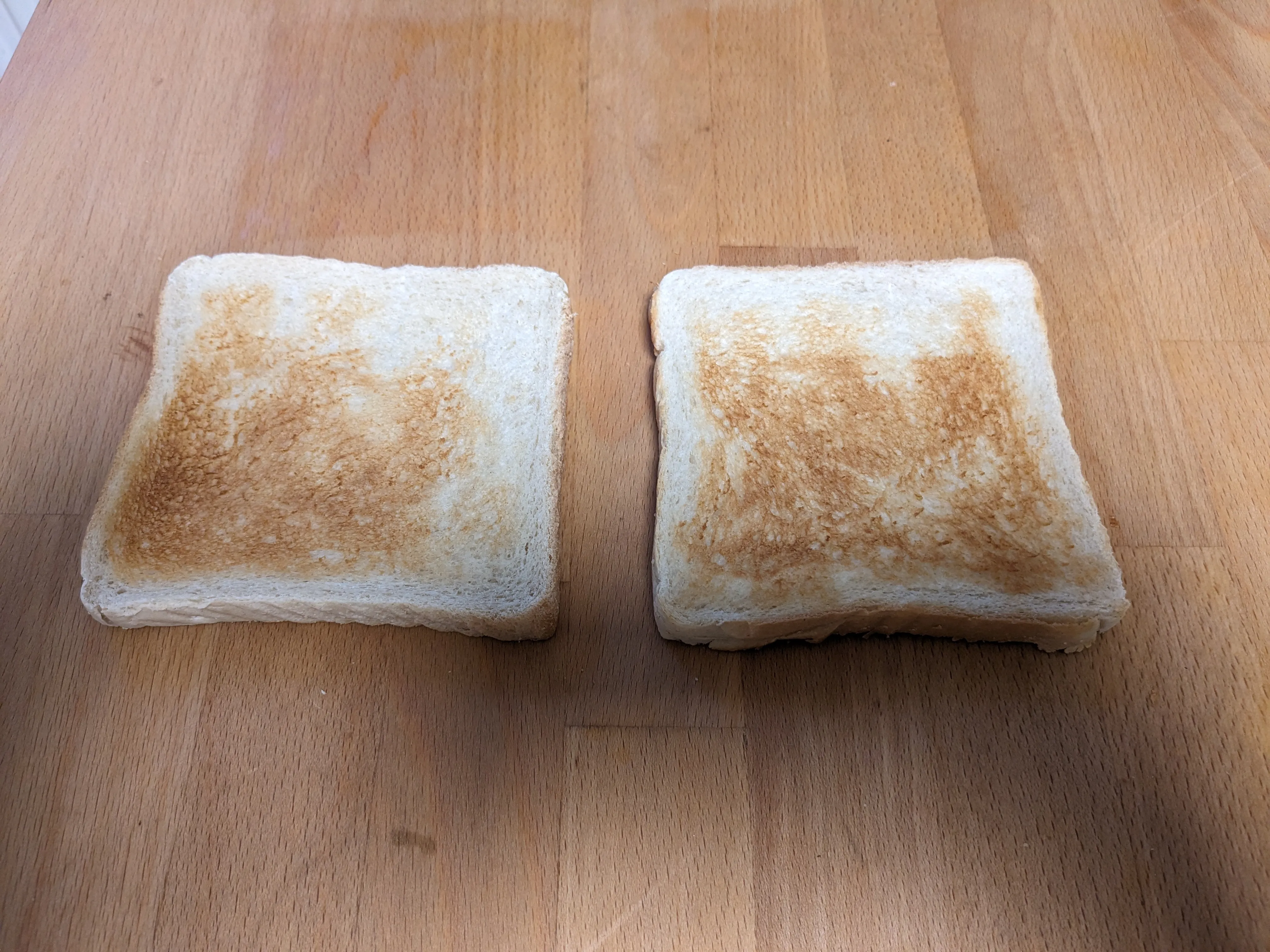 Philips HD2581/90 Toastergebnis: Gleichmäßige Bräunung, aber ungleichmäßig über die gesamte Toastfläche
