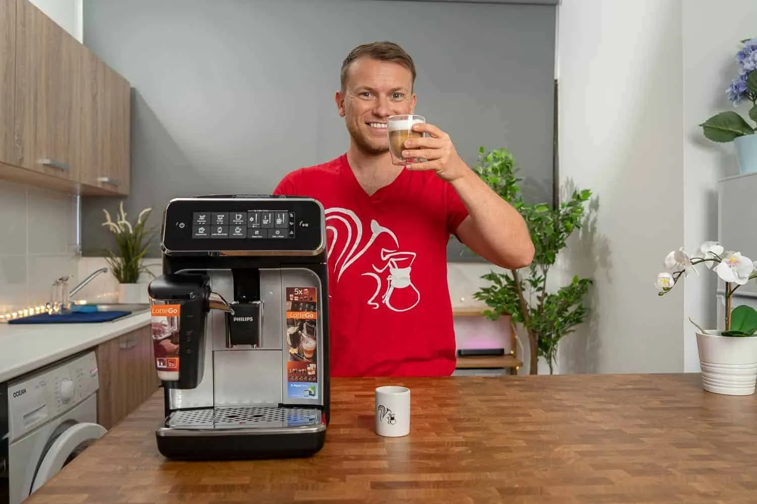 Philips Kaffeevollautomat 3200 LatteGo EP3246/70 im Test auf einer Küchenarbeitsplatte