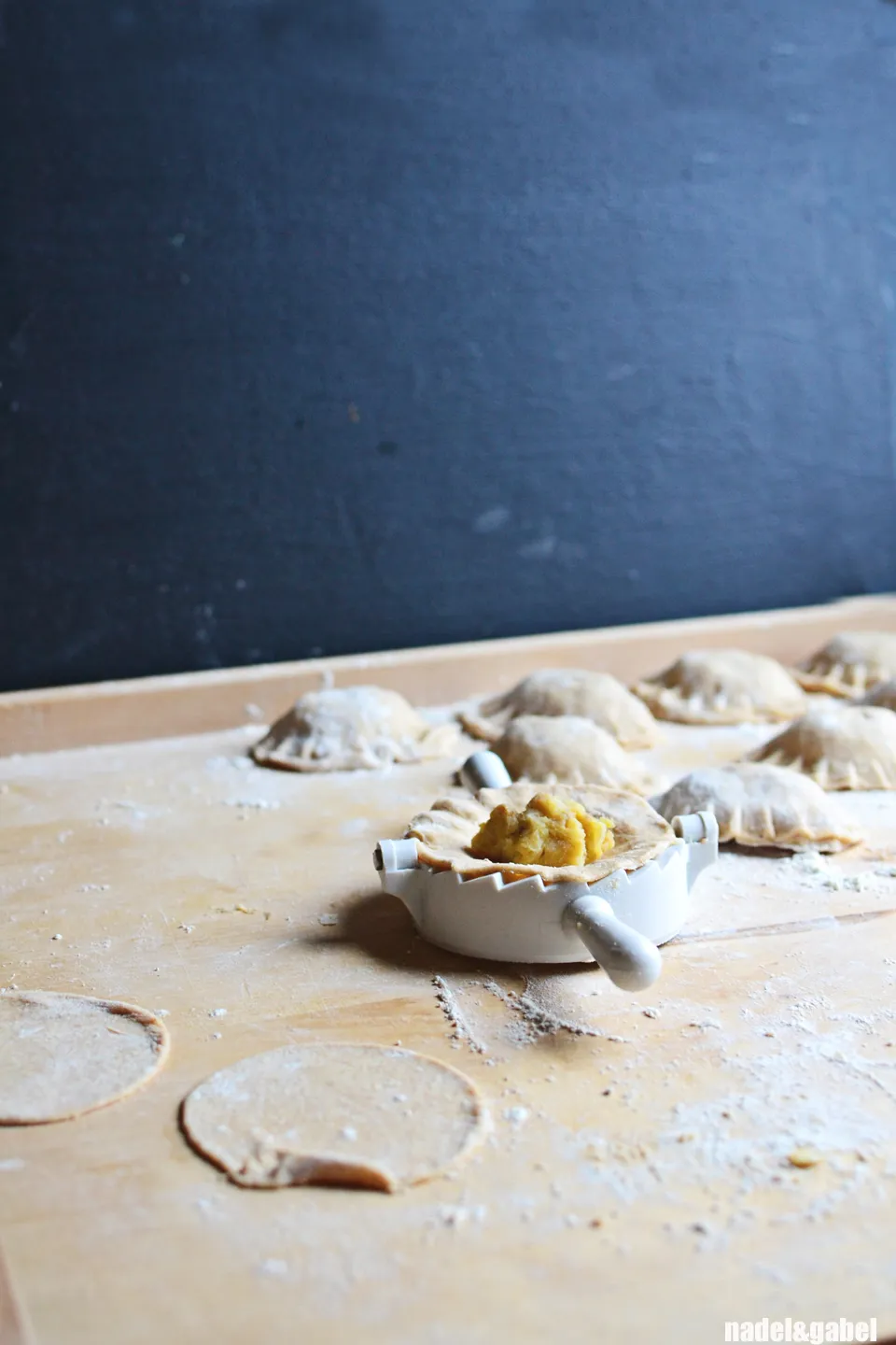Pierogi mit einer cremigen Füllung aus Kartoffeln und Kohl, angerichtet mit frischem Sauerrahm.