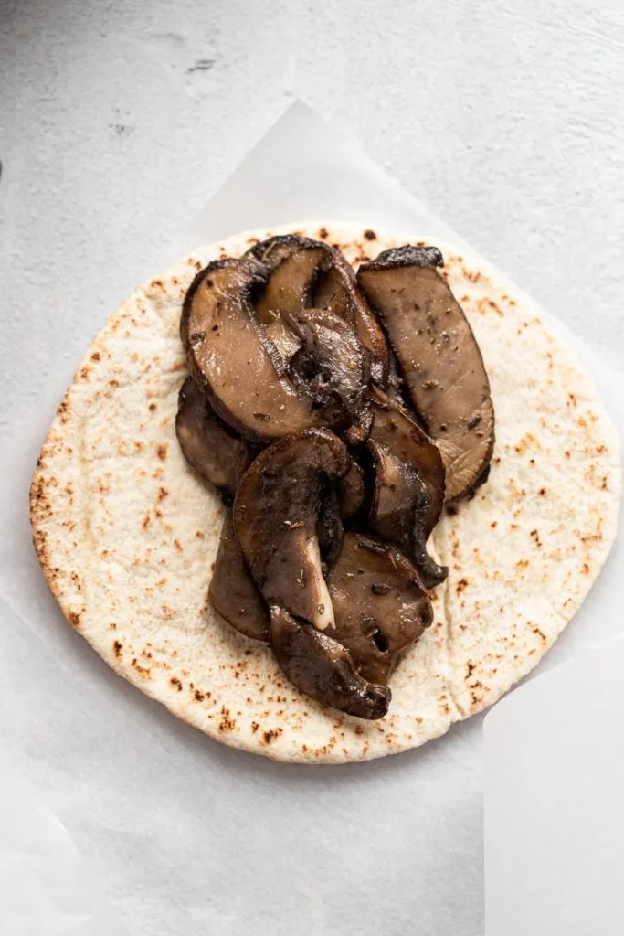 Pilze in der Mitte eines Fladenbrots