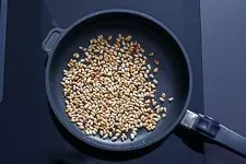 Pinienkerne in der Pfanne rösten für Basilikum Pesto