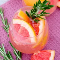 Pink Tonic Cocktails mit Grapefruit und Rosmarin im Glas